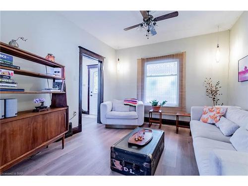 43 Albert Street, St. Catharines, ON - Indoor Photo Showing Living Room