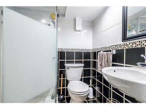 43 Albert Street, St. Catharines, ON - Indoor Photo Showing Bathroom