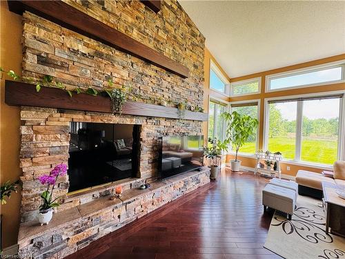 10638 Willoughby Drive, Niagara Falls, ON - Indoor Photo Showing Living Room With Fireplace