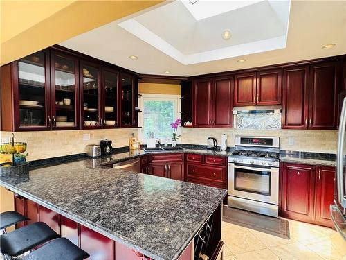 10638 Willoughby Drive, Niagara Falls, ON - Indoor Photo Showing Kitchen With Double Sink