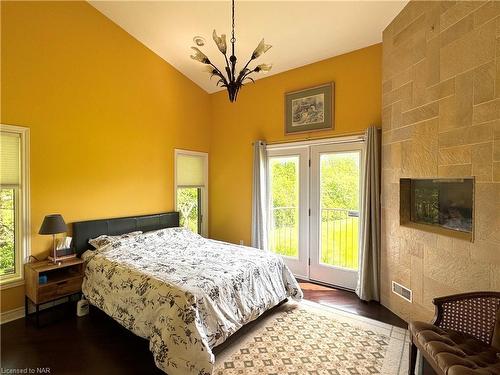 10638 Willoughby Drive, Niagara Falls, ON - Indoor Photo Showing Bedroom