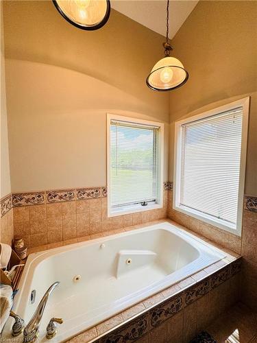 10638 Willoughby Drive, Niagara Falls, ON - Indoor Photo Showing Bathroom