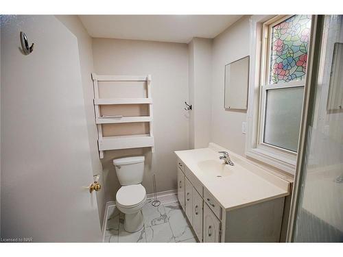4311 Ellis Street, Niagara Falls, ON - Indoor Photo Showing Bathroom