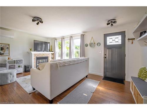 621 Bidwell Parkway, Fort Erie, ON - Indoor Photo Showing Living Room With Fireplace