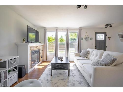 621 Bidwell Parkway, Fort Erie, ON - Indoor Photo Showing Living Room With Fireplace