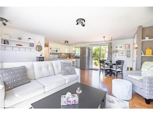 621 Bidwell Parkway, Fort Erie, ON - Indoor Photo Showing Living Room