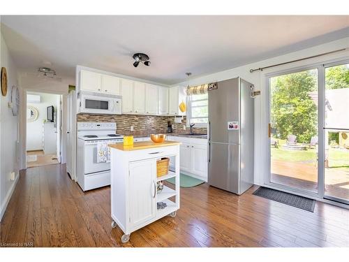 621 Bidwell Parkway, Fort Erie, ON - Indoor Photo Showing Kitchen