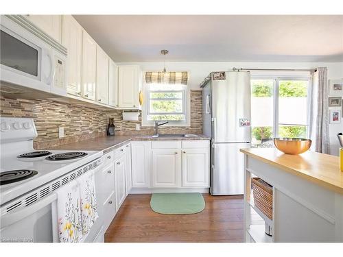 621 Bidwell Parkway, Fort Erie, ON - Indoor Photo Showing Kitchen