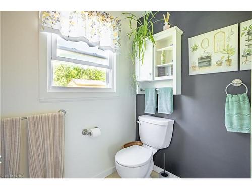 621 Bidwell Parkway, Fort Erie, ON - Indoor Photo Showing Bathroom