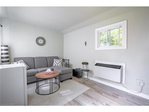 621 Bidwell Parkway, Fort Erie, ON - Indoor Photo Showing Living Room