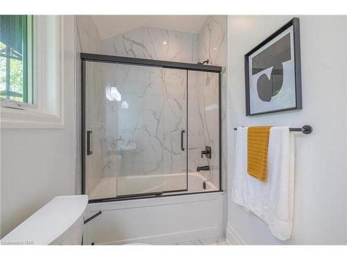 524 Old Onondaga Road E, Brantford, ON - Indoor Photo Showing Bathroom