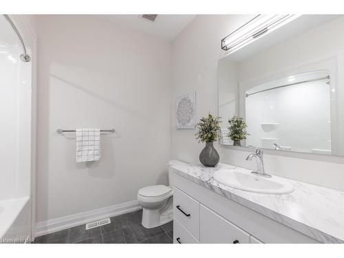 16-8974 Willoughby Drive, Niagara Falls, ON - Indoor Photo Showing Bathroom