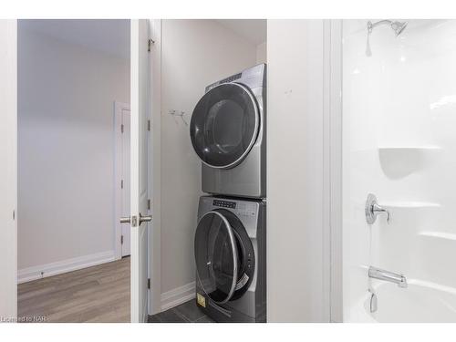 16-8974 Willoughby Drive, Niagara Falls, ON - Indoor Photo Showing Laundry Room