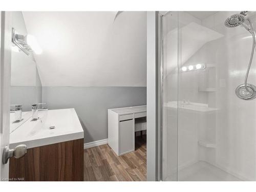 239 Bowen Road, Fort Erie, ON - Indoor Photo Showing Bathroom