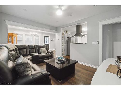 239 Bowen Road, Fort Erie, ON - Indoor Photo Showing Living Room