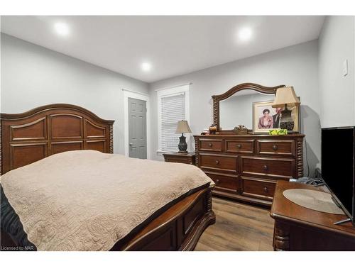 239 Bowen Road, Fort Erie, ON - Indoor Photo Showing Bedroom