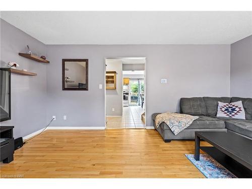 5938 Crimson Drive, Niagara Falls, ON - Indoor Photo Showing Living Room