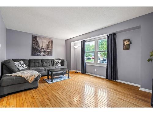 5938 Crimson Drive, Niagara Falls, ON - Indoor Photo Showing Living Room