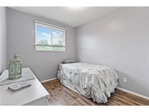 5938 Crimson Drive, Niagara Falls, ON - Indoor Photo Showing Bedroom