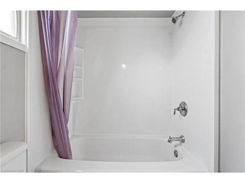 5938 Crimson Drive, Niagara Falls, ON - Indoor Photo Showing Bathroom