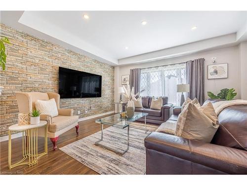 257 South Pelham Road, Welland, ON - Indoor Photo Showing Living Room