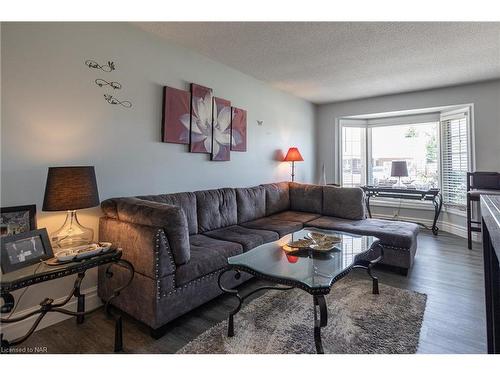 7992 Post Road, Niagara Falls, ON - Indoor Photo Showing Living Room