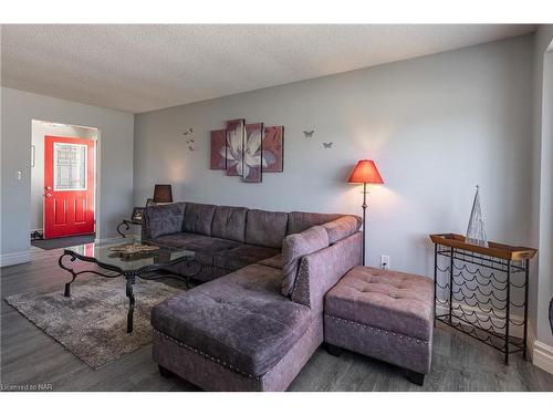 7992 Post Road, Niagara Falls, ON - Indoor Photo Showing Living Room