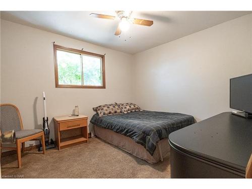 7992 Post Road, Niagara Falls, ON - Indoor Photo Showing Bedroom