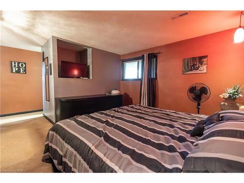 7992 Post Road, Niagara Falls, ON - Indoor Photo Showing Bedroom