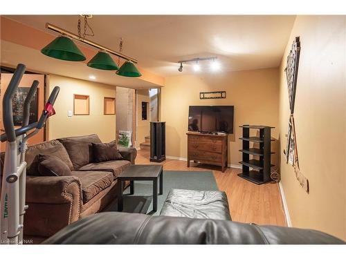 7992 Post Road, Niagara Falls, ON - Indoor Photo Showing Living Room