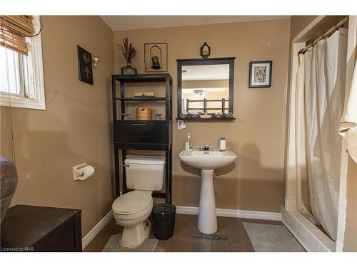 7992 Post Road, Niagara Falls, ON - Indoor Photo Showing Bathroom