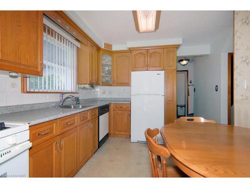 6776 Betty Avenue, Niagara Falls, ON - Indoor Photo Showing Kitchen