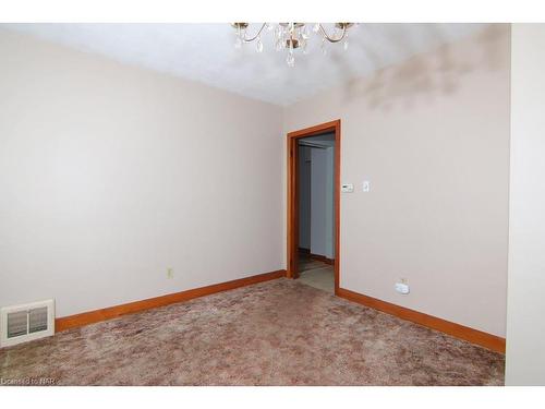 6776 Betty Avenue, Niagara Falls, ON - Indoor Photo Showing Other Room