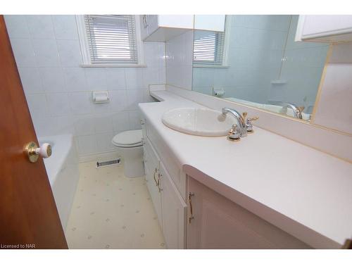 6776 Betty Avenue, Niagara Falls, ON - Indoor Photo Showing Bathroom