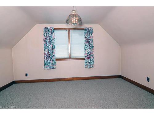 6776 Betty Avenue, Niagara Falls, ON - Indoor Photo Showing Other Room