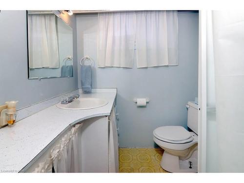 6776 Betty Avenue, Niagara Falls, ON - Indoor Photo Showing Bathroom