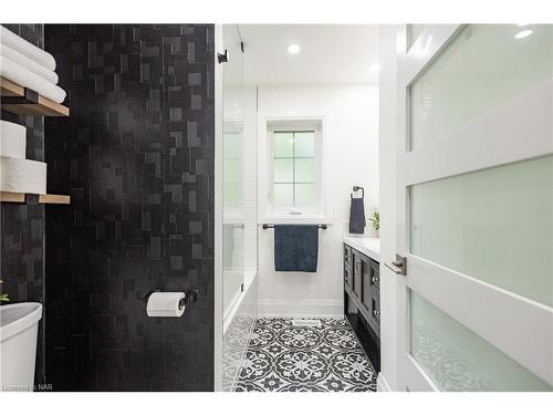 190 Maple Leaf Avenue, Ridgeway, ON - Indoor Photo Showing Bathroom