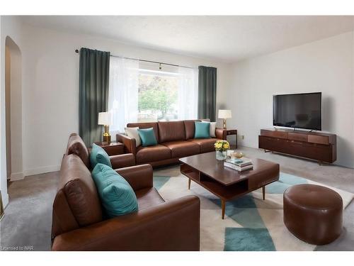 10 Fir Avenue, St. Catharines, ON - Indoor Photo Showing Living Room