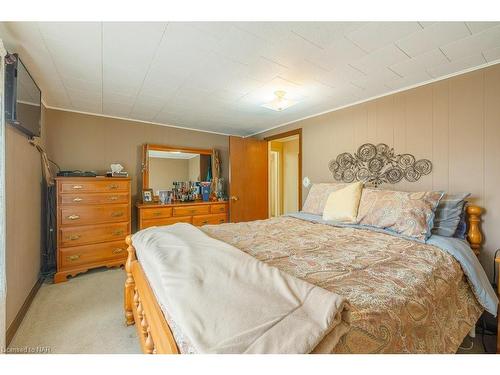 4680 Bowen Road, Fort Erie, ON - Indoor Photo Showing Bedroom