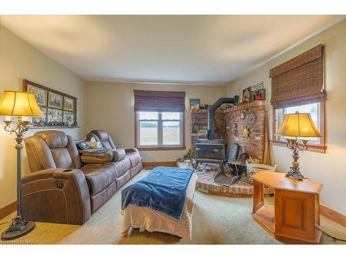 4680 Bowen Road, Fort Erie, ON - Indoor Photo Showing Living Room