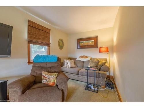 4680 Bowen Road, Fort Erie, ON - Indoor Photo Showing Living Room