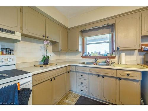 4680 Bowen Road, Fort Erie, ON - Indoor Photo Showing Kitchen With Double Sink