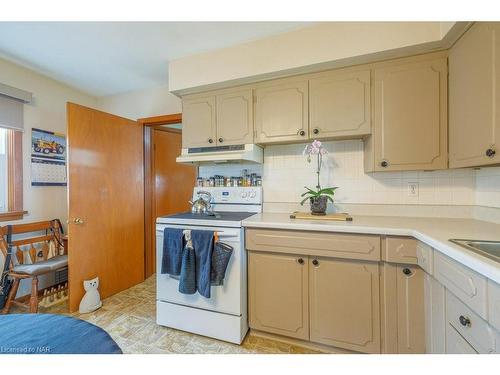 4680 Bowen Road, Fort Erie, ON - Indoor Photo Showing Kitchen