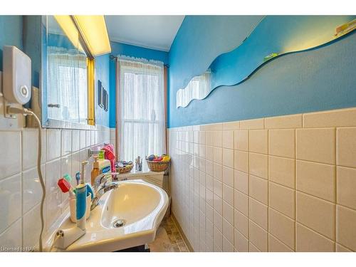 4680 Bowen Road, Fort Erie, ON - Indoor Photo Showing Bathroom