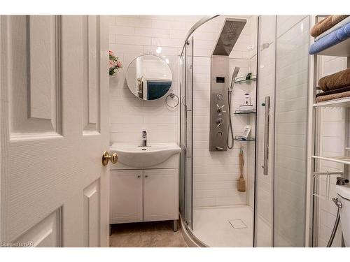 5047 Crysler Avenue, Niagara Falls, ON - Indoor Photo Showing Bathroom