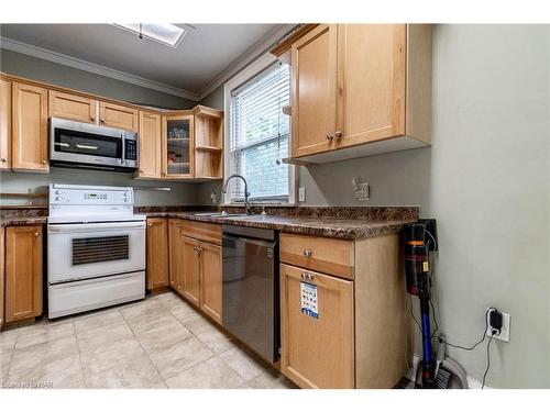 5047 Crysler Avenue, Niagara Falls, ON - Indoor Photo Showing Kitchen
