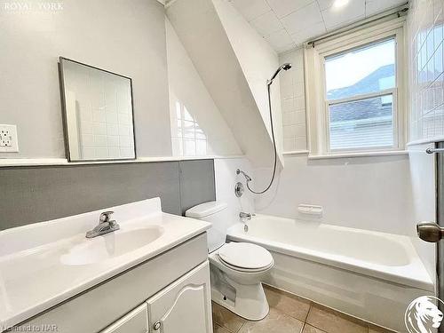 5047 Crysler Avenue, Niagara Falls, ON - Indoor Photo Showing Bathroom