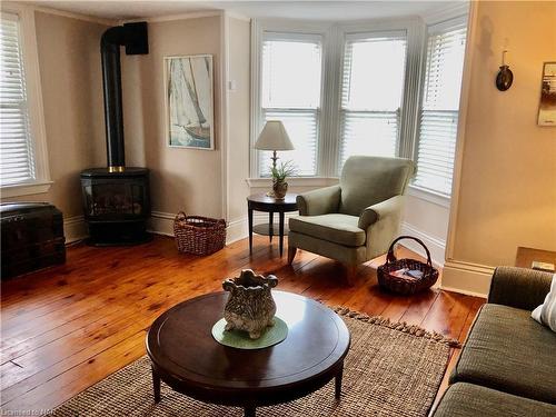 62 West Street, Port Colborne, ON - Indoor Photo Showing Living Room