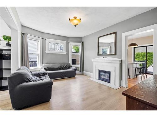 4761 Epworth Circle, Niagara Falls, ON - Indoor Photo Showing Living Room With Fireplace
