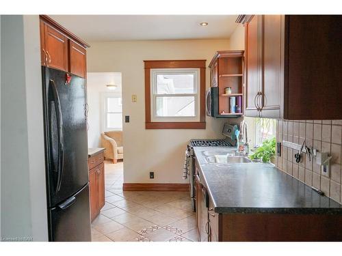 80 St Patrick Street, St. Catharines, ON - Indoor Photo Showing Kitchen